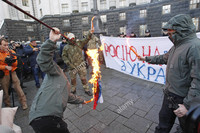 Украинские активисты сжигают флаг России