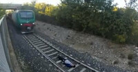 В Алтайском крае поезд переехал юношу, положившего голову на рельсы