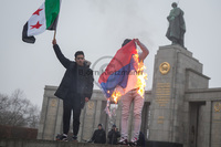 Syrian burn down a russian flag at the Soviet Momorial in Berlin
