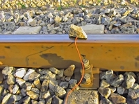 Как зарядить телефон от железнодорожных рельсов